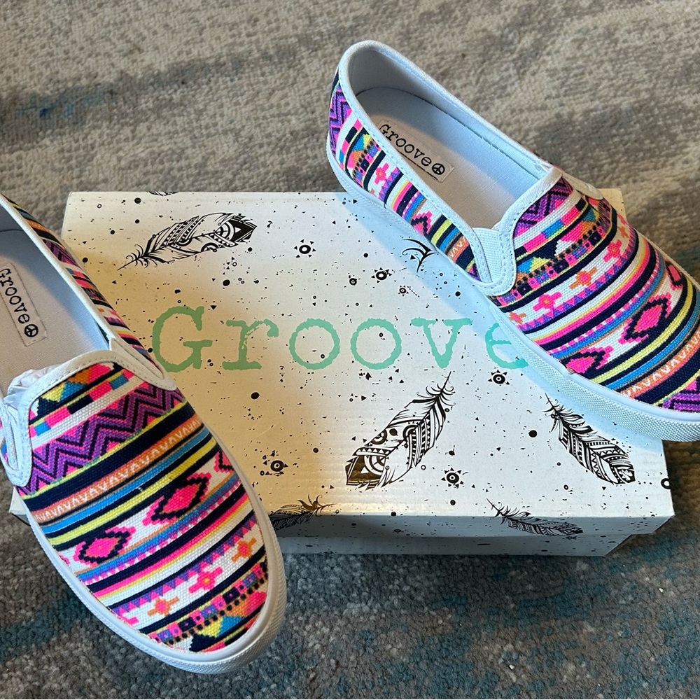 Groove Multicolor Patterned Slip-Ons size 8